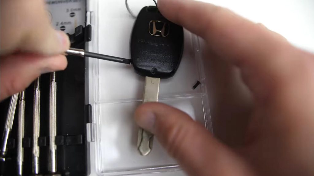 Replace a Honda Ridgeline Key Fob Battery (2006 – 2014) – Physical Key Rounded Buttons